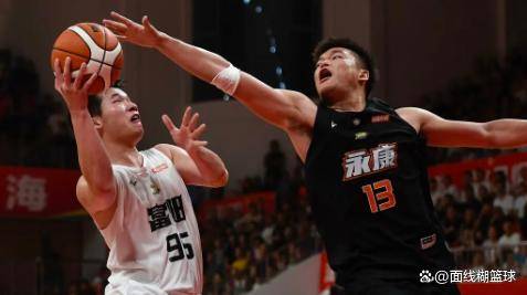 田径邀请赛焦点战：荆楚迅豹队大胜皖南巨龙队，外线火力全开。定海神针仍在